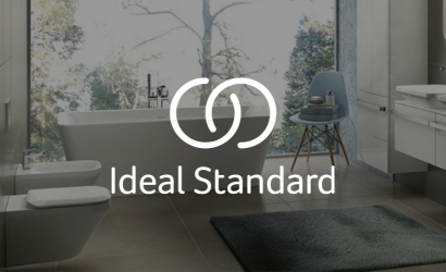 Kupatilo opremljeno ideal standard proizvodima i logo na sredini